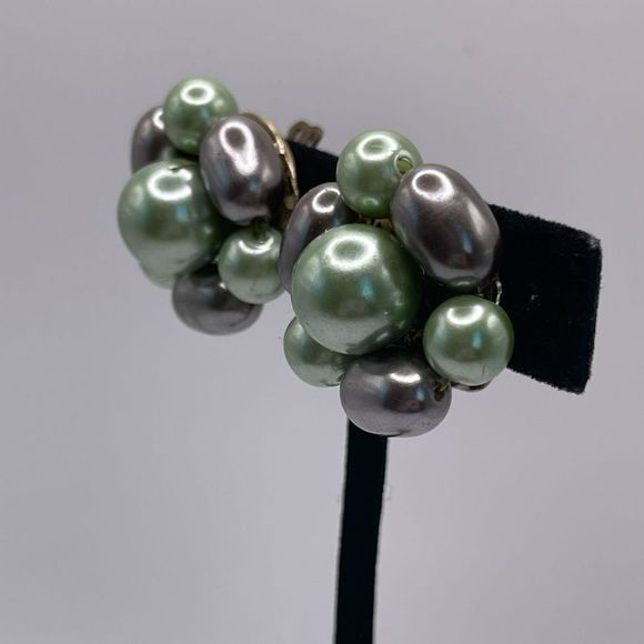Vintage Shades of Green Acrylic Beaded Clip On Earrings 1950’s signed Japan - Picture 5 of 7